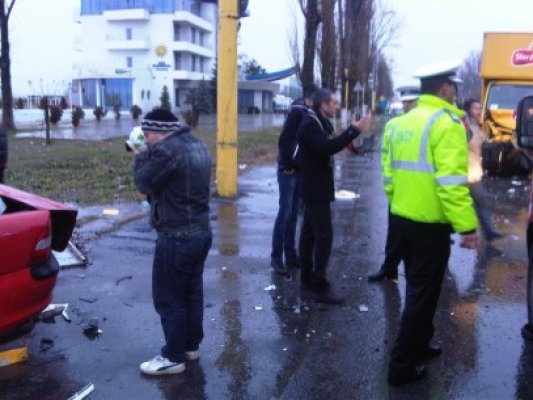 Accident grav în staţiunea Mamaia! Un Opel s-a făcut praf, şoferiţa e în stare gravă